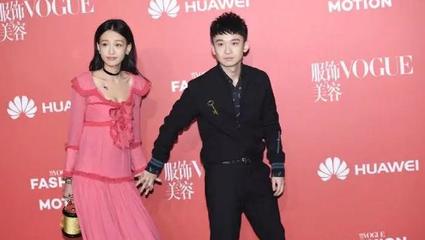 董子健孙怡甜蜜同框,孙怡穿粉色裙嫩如少女,两人看着都像未成年