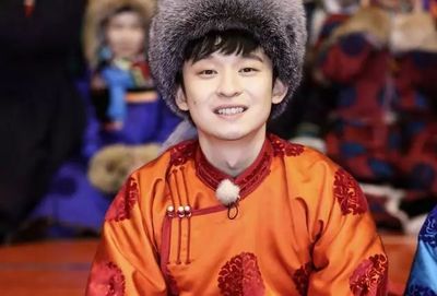 董子键、大张伟、何炅都在用的“假笑男孩”是谁,网友:完美表达我的心情…